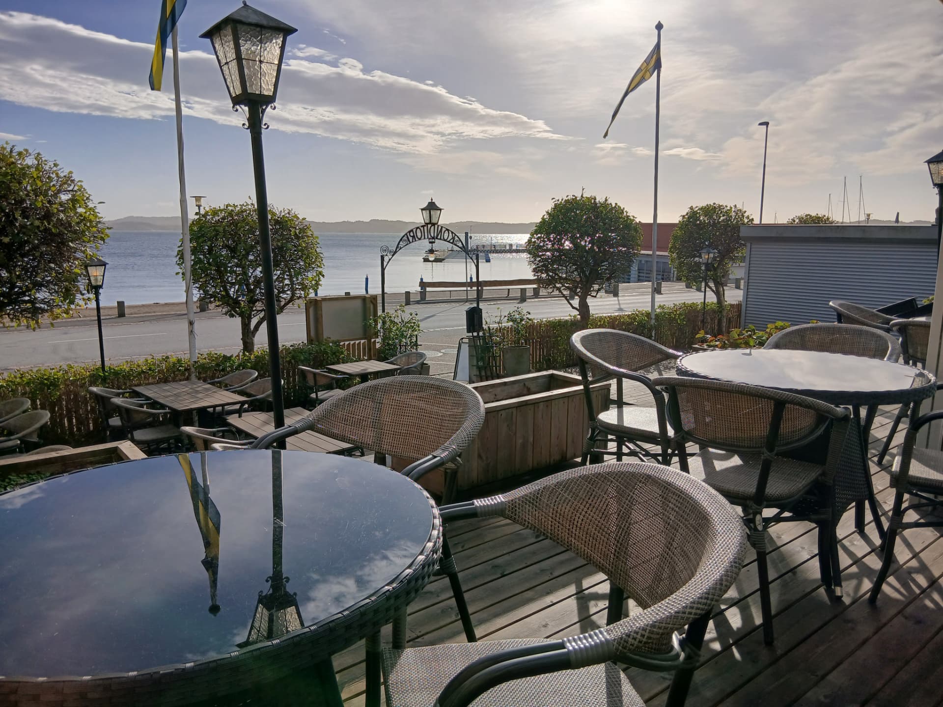 Uteservering med utsikt över havet i Lysekil